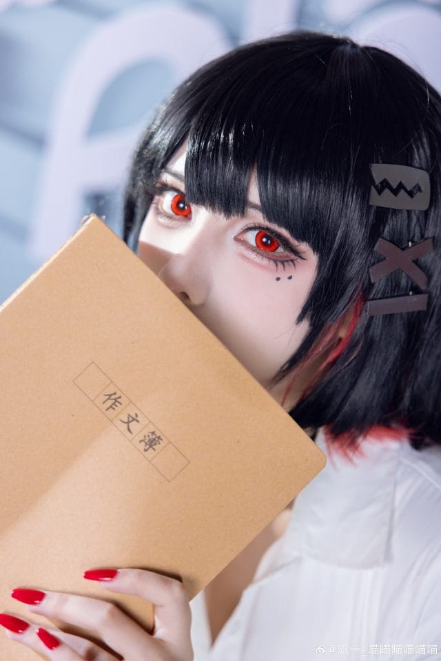 流一_喵喵喵喵喵喵绝区零艾莲COS:冰蓝女仆造型,懒散冷艳气质全到位