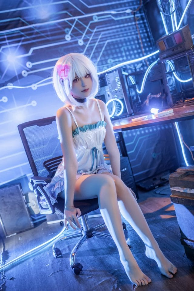 Quan冉有点饿珀尔诺COS写真：柔光下的少女制服与灵动眼神