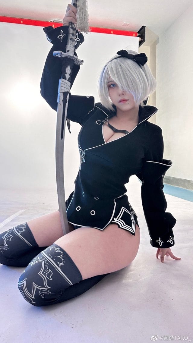 菌烨TAKO_ COS尼尔机械纪元尤尔哈2B：银白短发黑色战斗套装暗调影棚写真，眼罩摘取与战刀持握细节还原