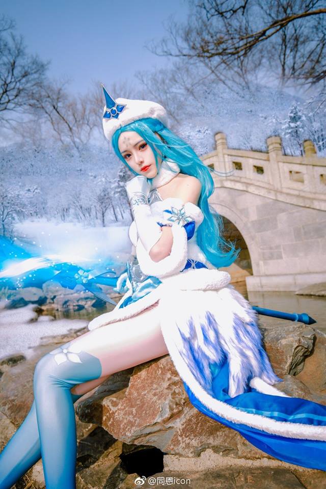 同恩icon王者荣耀王昭君冰雪之华COS:白蓝古装长裙搭配冷艳妆容高度还原原画