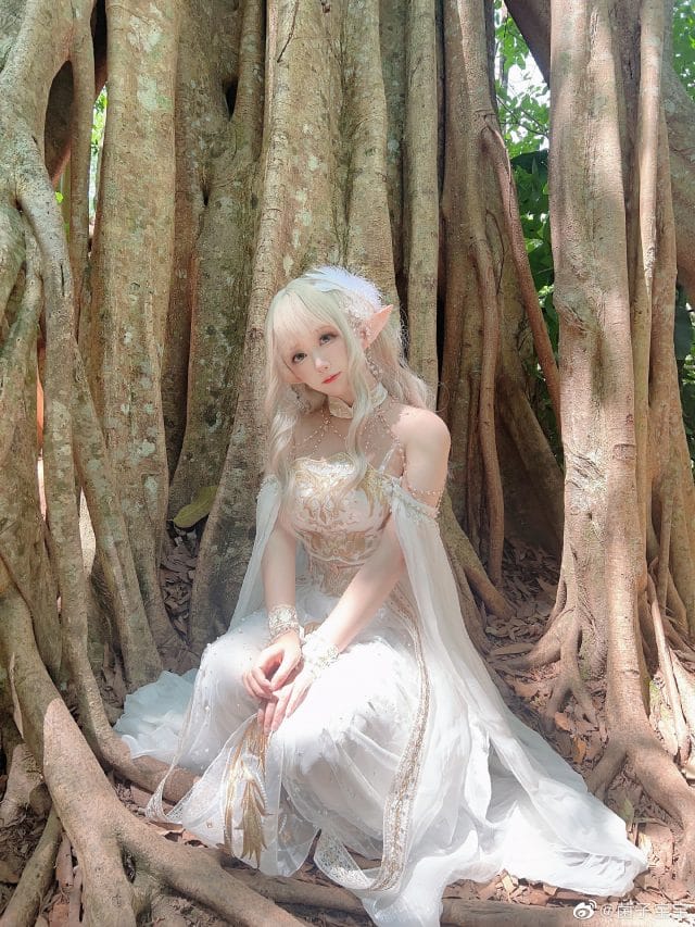 菌子宝宝精灵COS白裙写真：森林逆光下的清冷氛围感