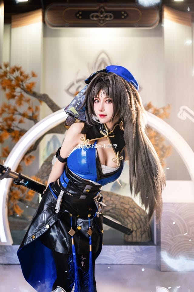 Shika小鹿鹿COS《鸣潮》秧秧亮相C102 灰绿双眸与长剑造型完整还原