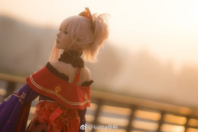 kuma桑熊阿尔托莉雅COS写真：蓝白战甲骑士王的冷峻还原
