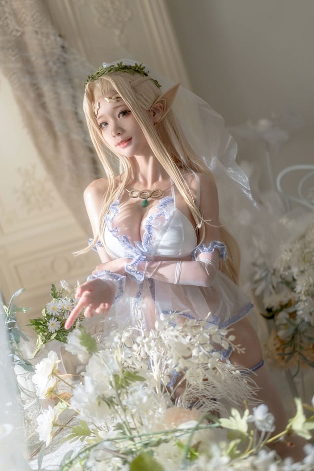 蠢沫沫COS婚纱白精灵：金发尖耳搭配薄纱婚纱的纯白奇幻图集