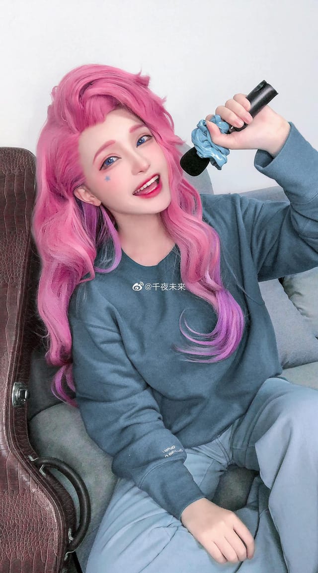 千夜未来萨勒芬妮COS作品:粉紫梦幻舞台风还原英雄联盟歌姬
