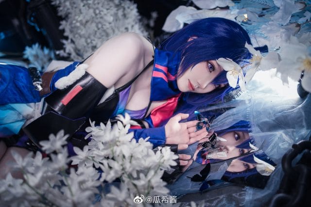 瓜希酱COS崩坏星穹铁道希儿图集:蓝发造型还原地火蝴蝶双重性格,淡蓝光影营造梦幻氛围