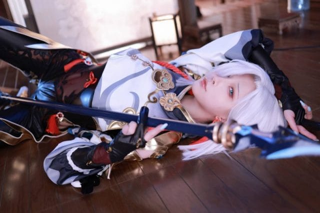水淼aqua 原神申鹤 COS 图集，白蓝仙衣清冷还原眼神带着锐气