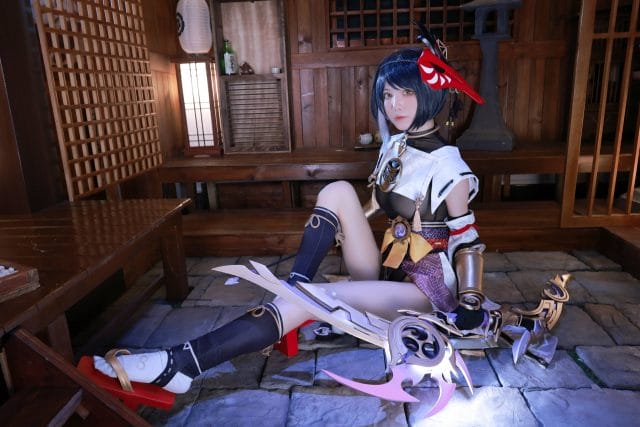 水淼aqua《原神》九条裟罗COS:靛蓝战装冷峻气场融入写真风格