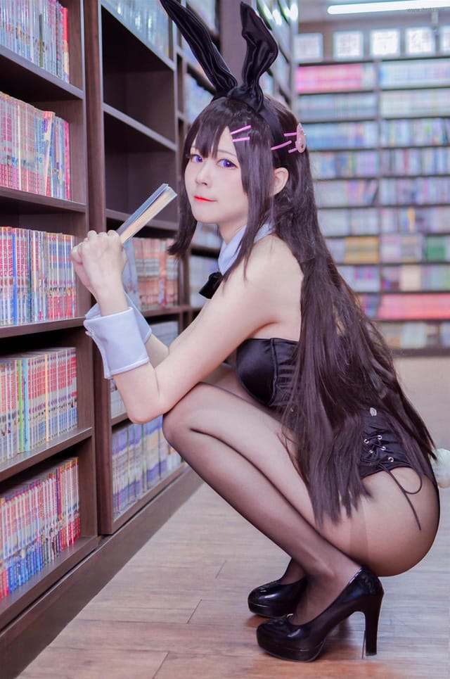 Arty亚缇cos兔女郎学姐樱岛麻衣,黑丝长腿比基尼造型图集