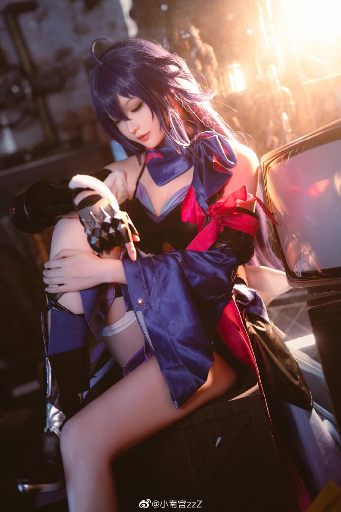 小南宫zzZ还原《崩坏:星穹铁道》希儿，复古杂物房里的蓝紫少女cosplay