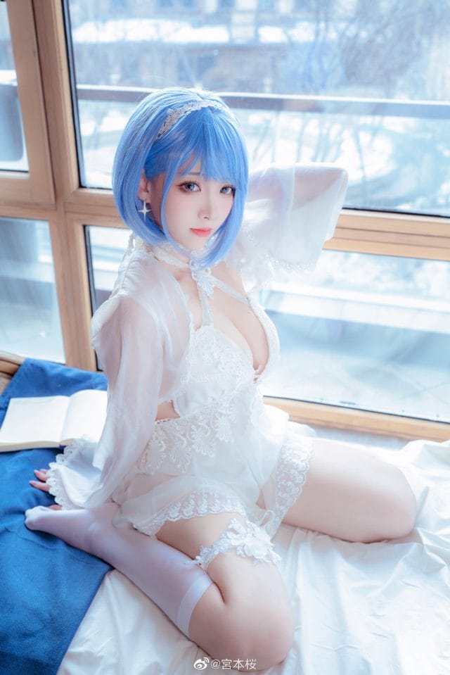 宮本桜碧蓝航线恰巴耶夫COS:白骑兵假日纯白礼服慵懒写真