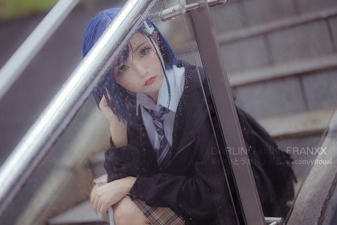 猫步她老公哀子COS《DARLING in the FRANXX》莓，冷色调下短发驾驶服的克制少女感