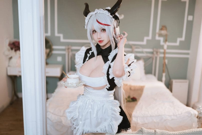 肉扣热热子《妄想航线》龙女仆COS，黑白仆装白发造型清冷又俏皮
