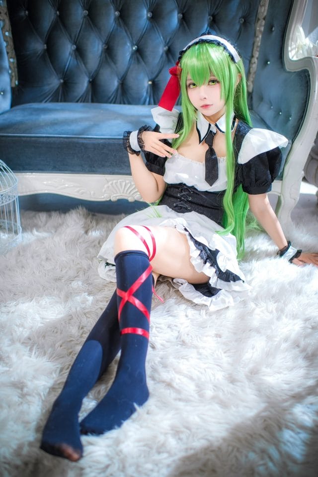 菌儿rikushi- COS《反叛的鲁路修》C.C.女仆装写真：翠绿长发搭配欧式复古场景，慵懒神秘气质还原到位