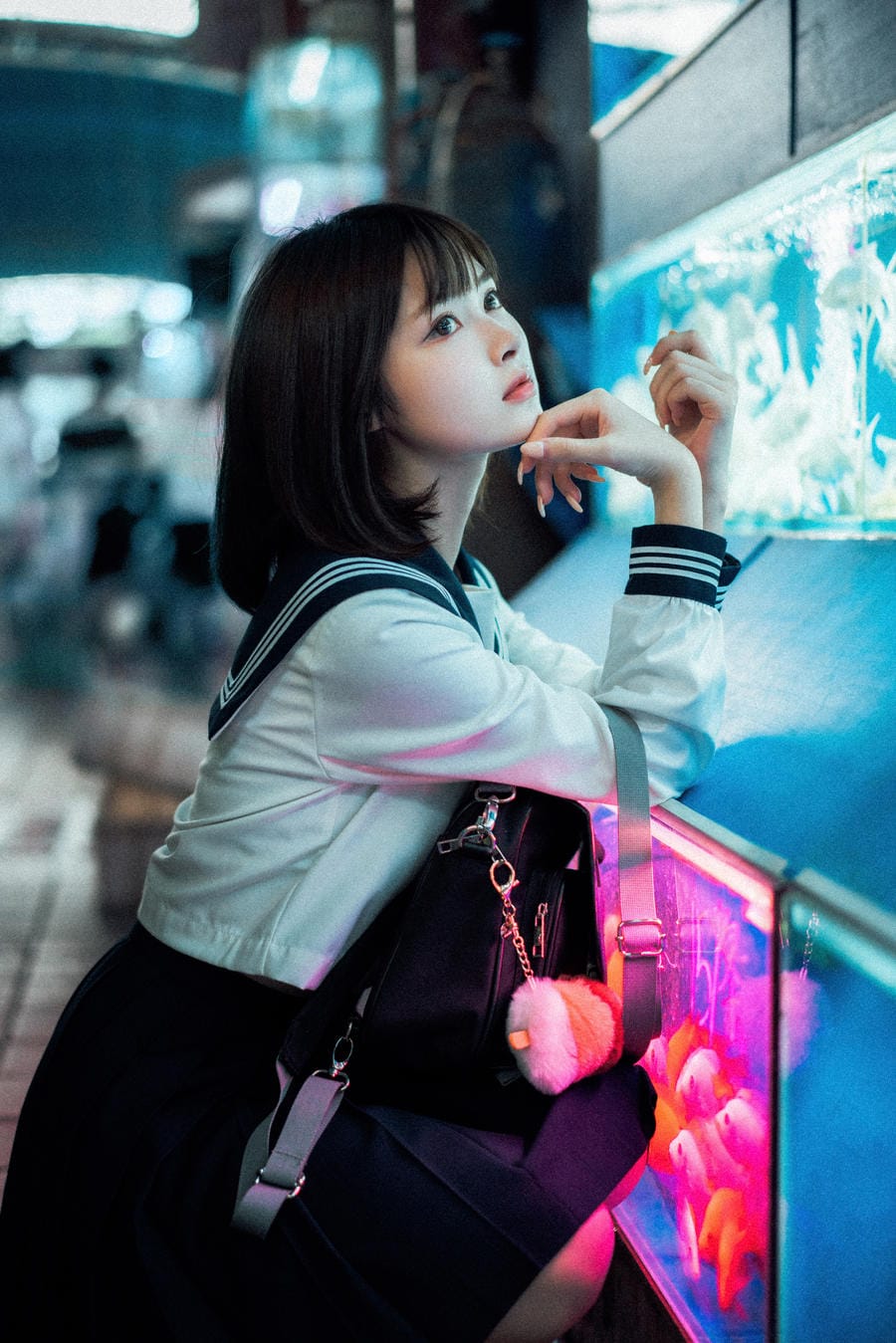 河豚抚子金鱼JK写真:水族馆蓝光下的短发少女与清透夏日氛围