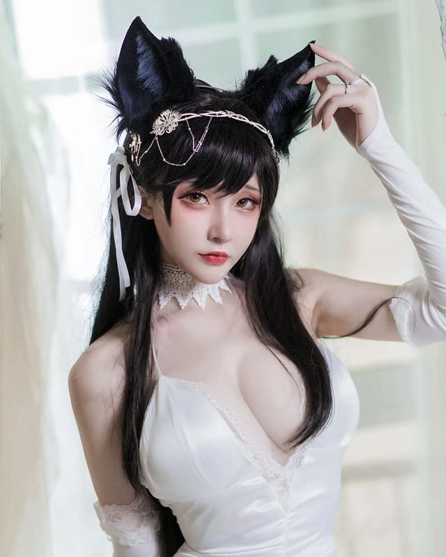 在下萝莉控ii碧蓝航线爱宕白色礼服COS写真：冷白调优雅还原与俏皮吐舌的反差表现