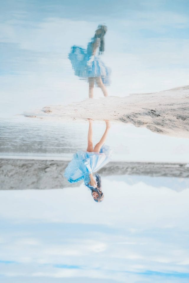 桜桃喵美人鱼写真：海蓝长裙配珍珠链，蓝发清冷造型图集