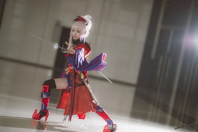 kuma桑熊阿尔托莉雅COS写真：蓝白战甲骑士王的冷峻还原