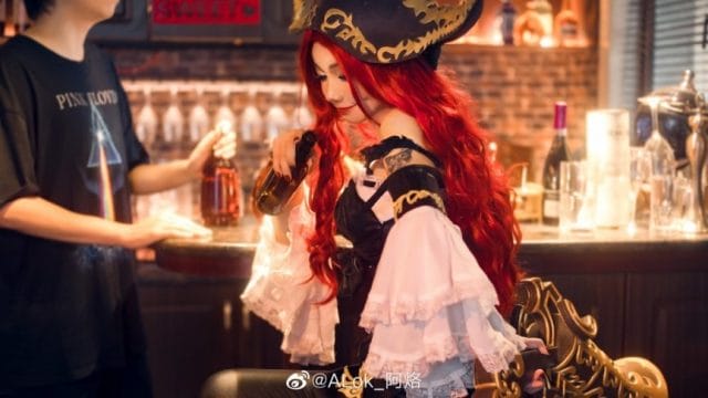 ALok_阿烙英雄联盟厄运小姐COS:比尔吉沃特酒吧实景还原红发双枪造型