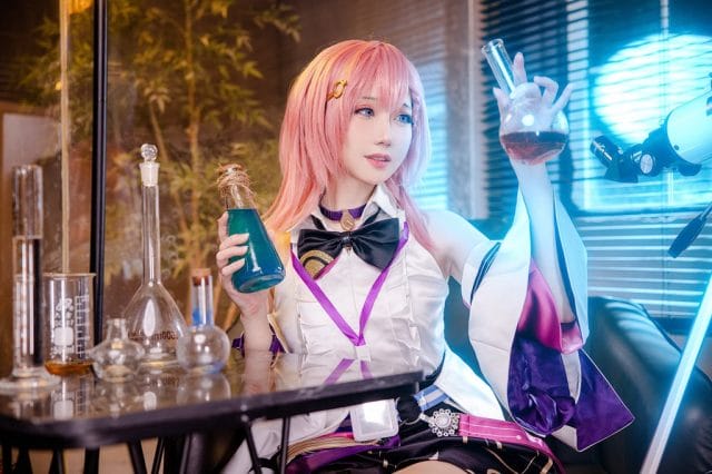 焖焖碳COS艾丝妲:星穹铁道天文学家的知性气质还原