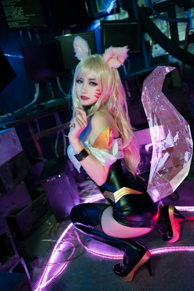 小仓千代w英雄联盟阿狸KDA写真:黑金战衣搭配发光尾巴还原舞台妖狐