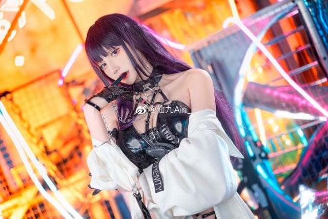 仙九Airi最新《胜利女神：妮姬》米哈拉COS，紫发黑靴造型高度还原