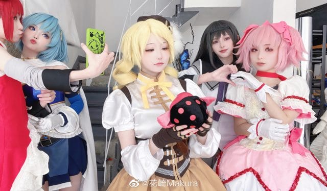 花崎Makura巴麻美COS写真：金色卷发暖调柔光下的甜美魔法少女