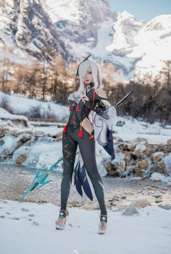 如月灰COS原神申鹤:雪景实拍还原璃月仙人的清冽仙气