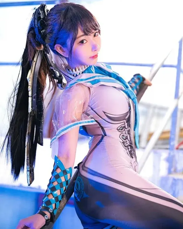 Zoe_So还原剑星伊芙战斗装备造型,角色气质与肢体表现力兼具