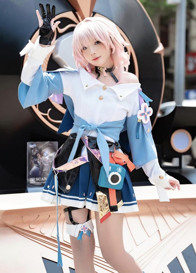 陈秋芳三月七COS写真:粉色短发造型还原《崩坏:星穹铁道》少女气质