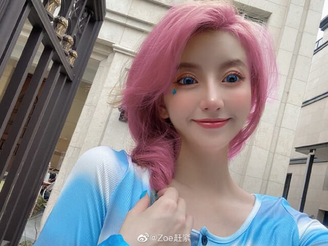 Zoe赶紧英雄联盟萨勒芬妮「星籁歌姬」COS,粉紫渐变长发梦幻舞台感十足