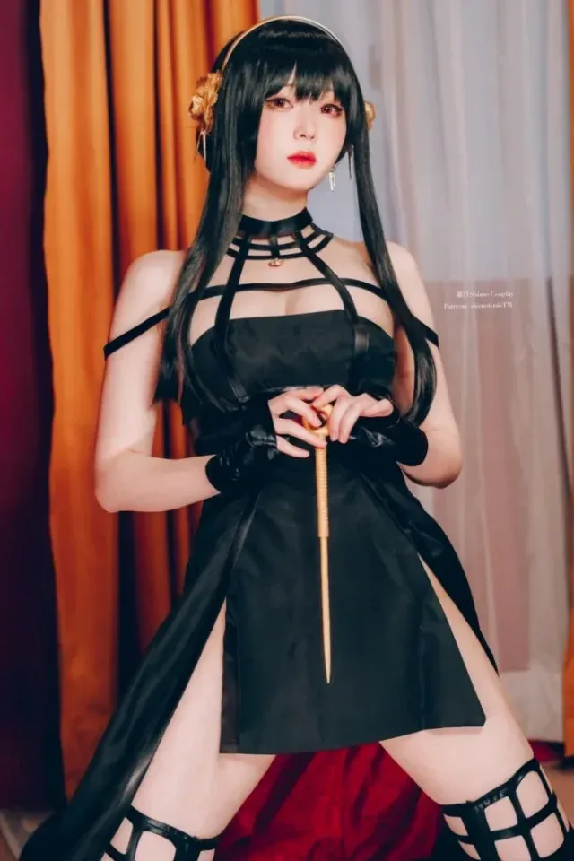 霜月shimo cosplay约尔·福杰:黑裙金刃还原荆棘公主冷艳风采