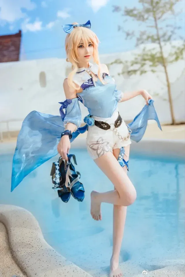 南桃Momoko原神琴COS：骑士制服造型还原与户外图集