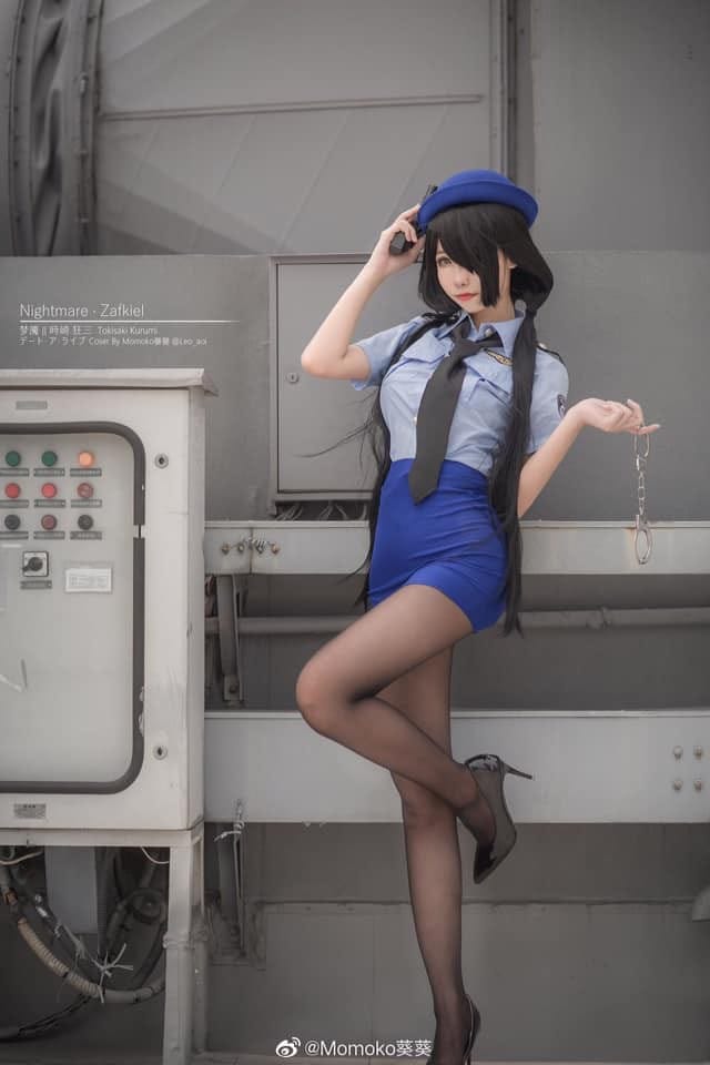 Momoko葵葵女警版时崎狂三COS：制服与哥特精灵碰撞的暗调写真