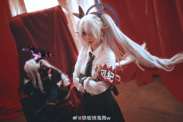 铁板烧鬼舞w cos蔚蓝档案银镜伊织,红瞳银发双马尾造型抢眼