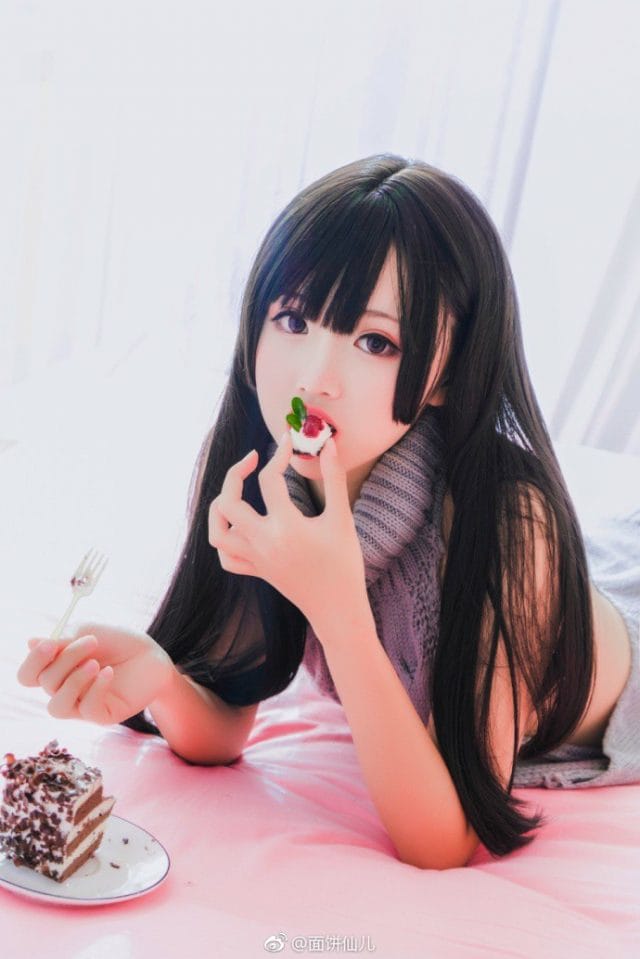 面饼仙儿露背毛衣写真：慵懒氛围感拉满的性感cosplay图集