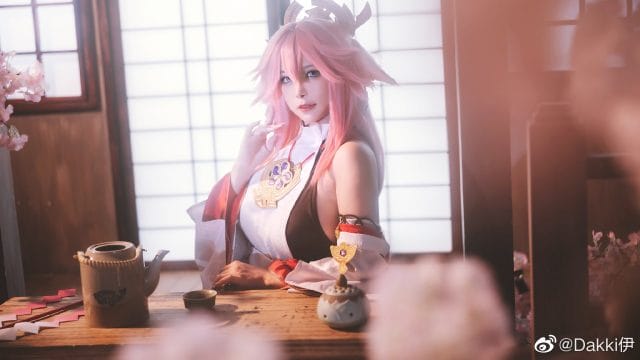 Dakki伊八重神子COS 粉发巫女装还原稻妻神社场景