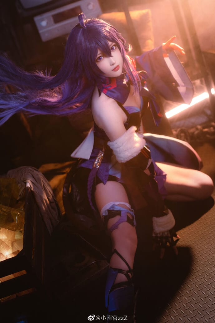 小南宫zzZ还原《崩坏:星穹铁道》希儿，复古杂物房里的蓝紫少女cosplay