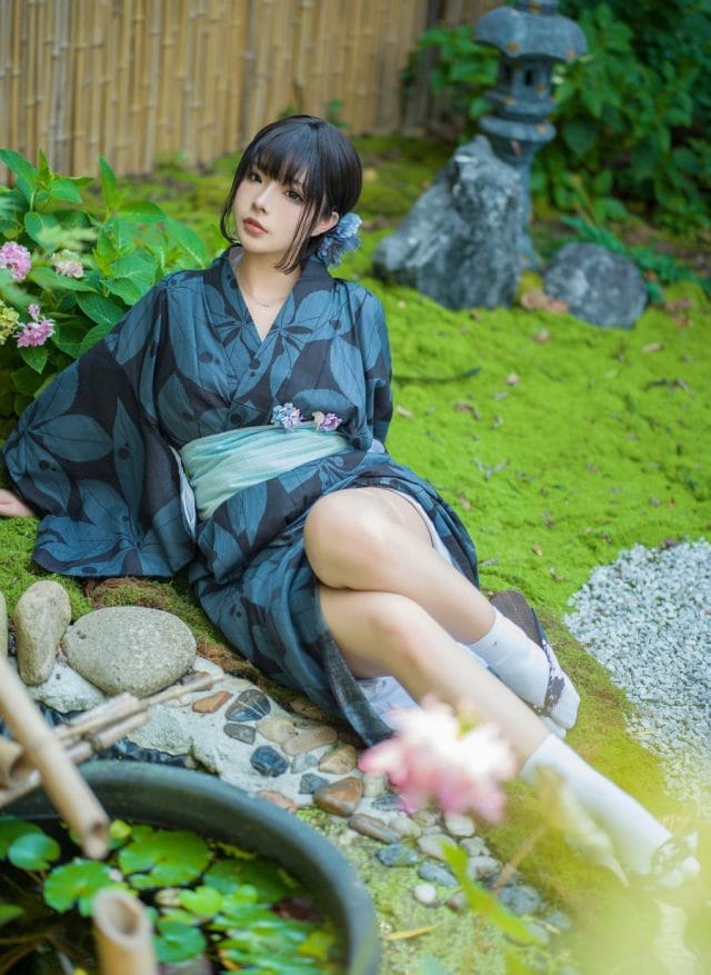 yuuhui玉汇「中庭之妻」COS写真：雨中日式庭院里的蓝色和服与安静情绪
