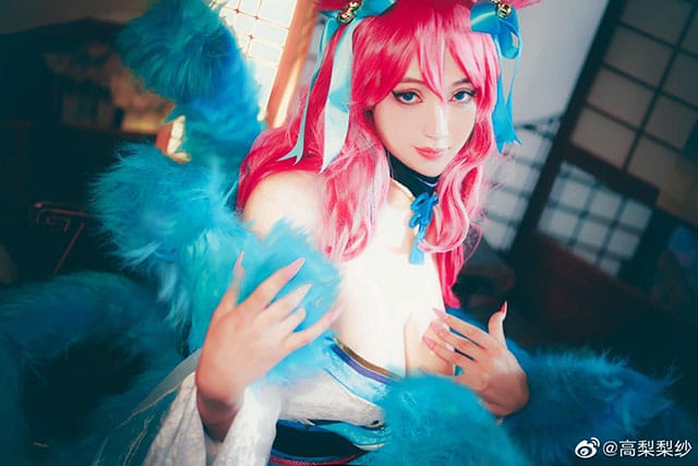 高梨梨纱《英雄联盟》灵魂莲华阿狸COS，幽暗冷媚气质还原皮肤调性