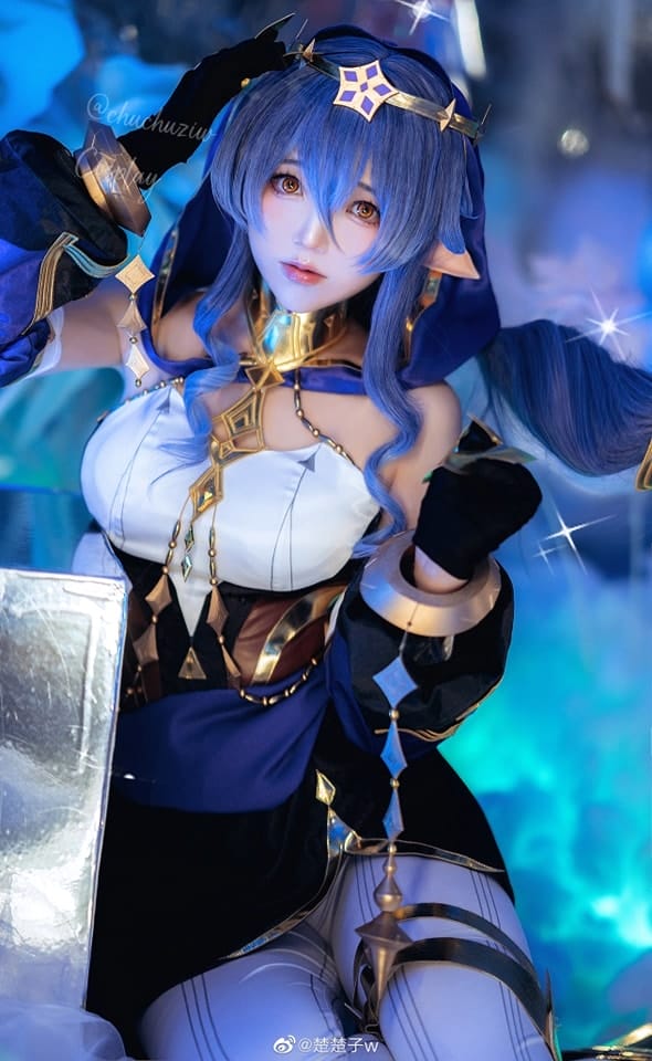 楚楚子w原神莱依拉COS：星空披风与梦游少女的清冷还原