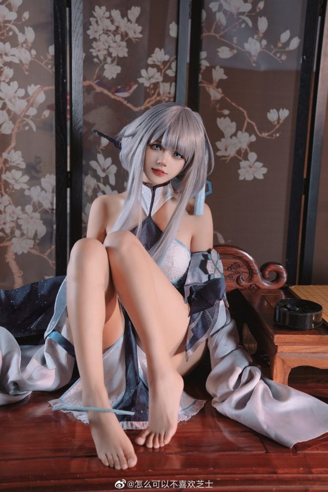 怎么可以不喜欢芝士COS原神哈艮图斯，古典书房里还原尘之魔神的慵懒气质