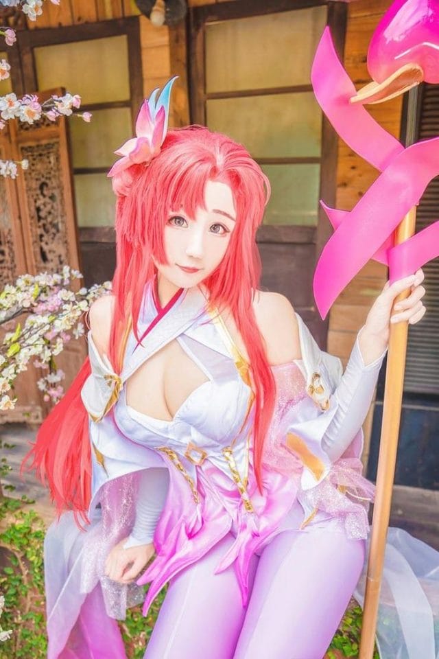 Neneko王者荣耀貂蝉COS写真：红发紧身战衣下的甜美与妩媚反差