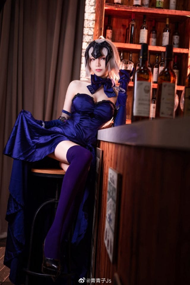 青青子Js cos《FGO》黑贞「圣夜的晚餐」礼装，深蓝礼服紫袜还原圣诞场景