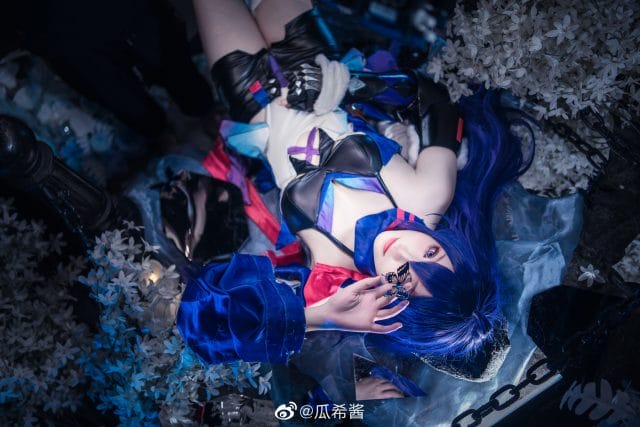 瓜希酱COS崩坏星穹铁道希儿图集:蓝发造型还原地火蝴蝶双重性格,淡蓝光影营造梦幻氛围