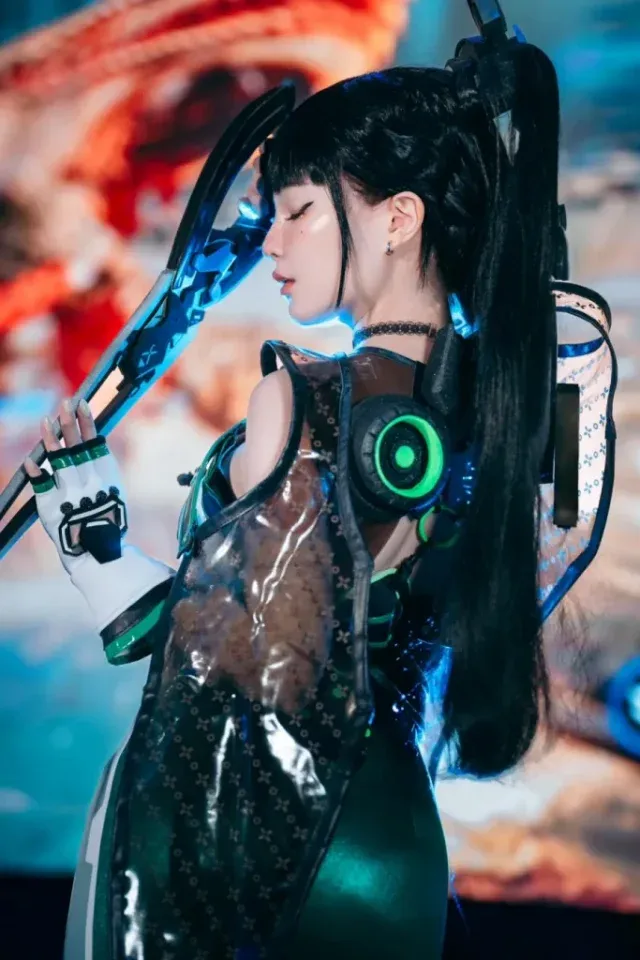 LeJosette 官方伊芙 cosplay 写真曝光，黑发绿瞳还原《剑星》主角气质