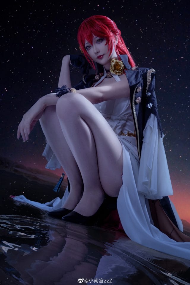 小南宫zzZ COS星穹铁道姬子:红发礼服搭配星空外景,知性科学家的从容气场还原