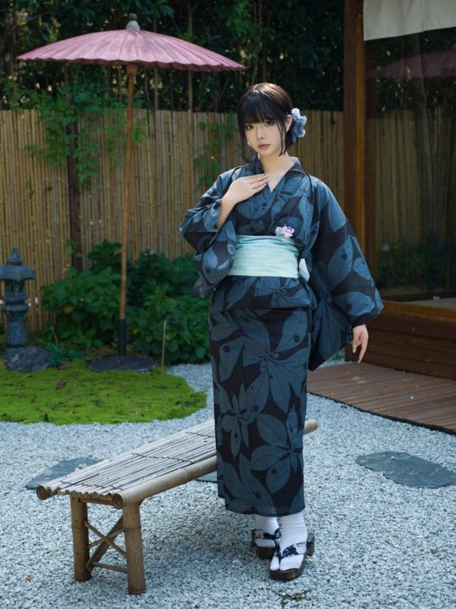 yuuhui玉汇「中庭之妻」COS写真：雨中日式庭院里的蓝色和服与安静情绪