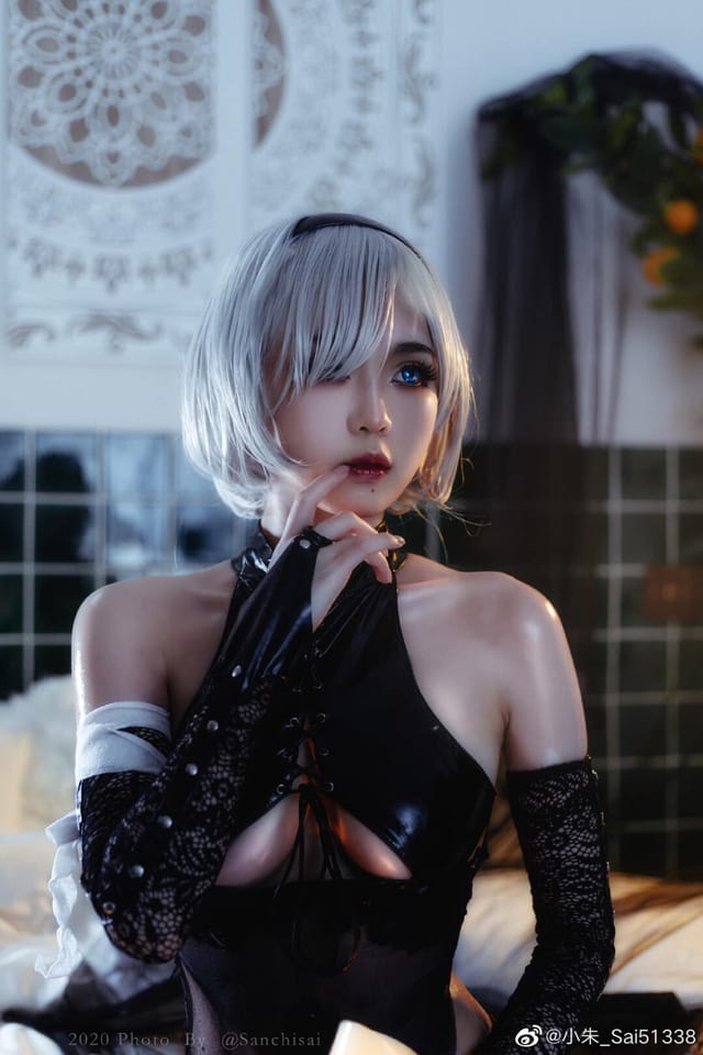 小朱_Sai51338尼尔机械纪元2B写真：废墟冷光下的战斗待机还原