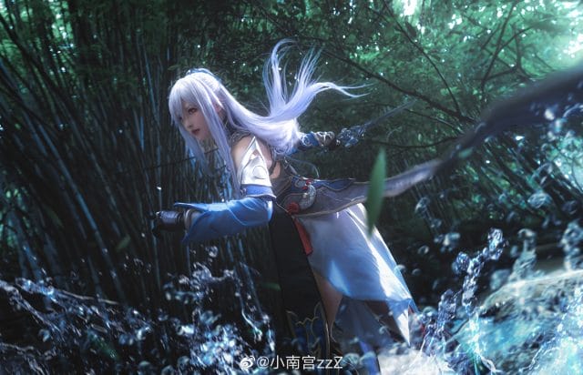 小南宫zzZ COS星穹铁道镜流：竹林逆光实拍，蒙眼银发剑客造型高还原